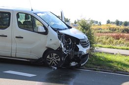 Gewonde en flinke schade bij ongeval tussen 4 personenauto's en bestelbus