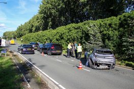 Gewonde en flinke schade bij ongeval tussen 4 personenauto's en bestelbus