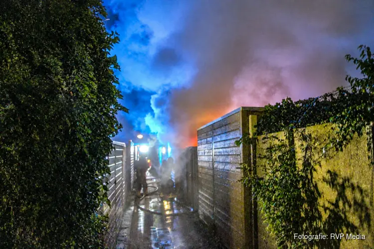 Flinke brand in schuur achter woning aan Tuimelaar in Heerhugowaard