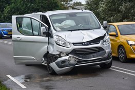 Vertraging na ongeval op N242 tussen bestelbus en personenauto