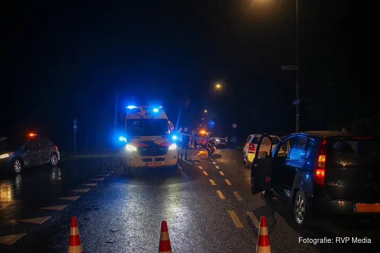 Vrouw zwaargewond na ernstige aanrijding op de Middenweg in Heerhugowaard