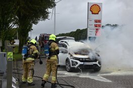 Auto vliegt in brand tijdens rijden, automobilist parkeert vervolgens bij tankstation