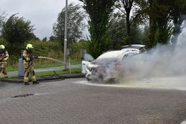 Auto vliegt in brand tijdens rijden, automobilist parkeert vervolgens bij tankstation