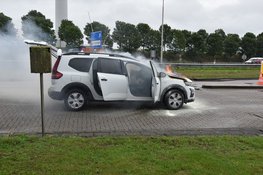 Auto vliegt in brand tijdens rijden, automobilist parkeert vervolgens bij tankstation