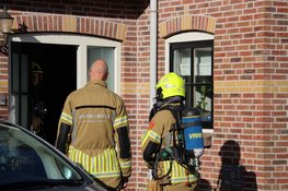 Woning in Heerhugowaard ontruimd na vreemde lucht, brandweer doet onderzoek