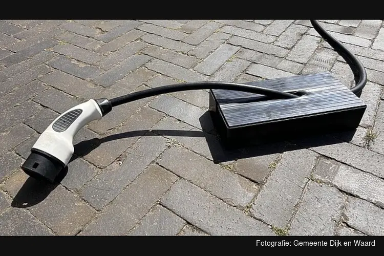Grote belangstelling voor proef met elektrisch laden via een kabel over de stoep