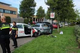 Flinke schade nadat automobilist uit bocht vliegt en tegen geparkeerde auto botst in Heerhugowaard