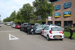 Flinke schade nadat automobilist uit bocht vliegt en tegen geparkeerde auto botst in Heerhugowaard