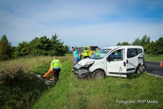 Auto belandt in berm langs N508 bij Heerhugowaard