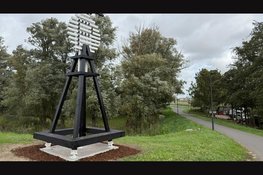 Feestelijke onthulling van derde baken in Kanaalpark met Zeekadetten