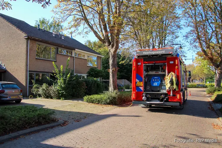 Bewoonster blust brandend bankstel in woning aan Stationsweg in Heerhugowaard