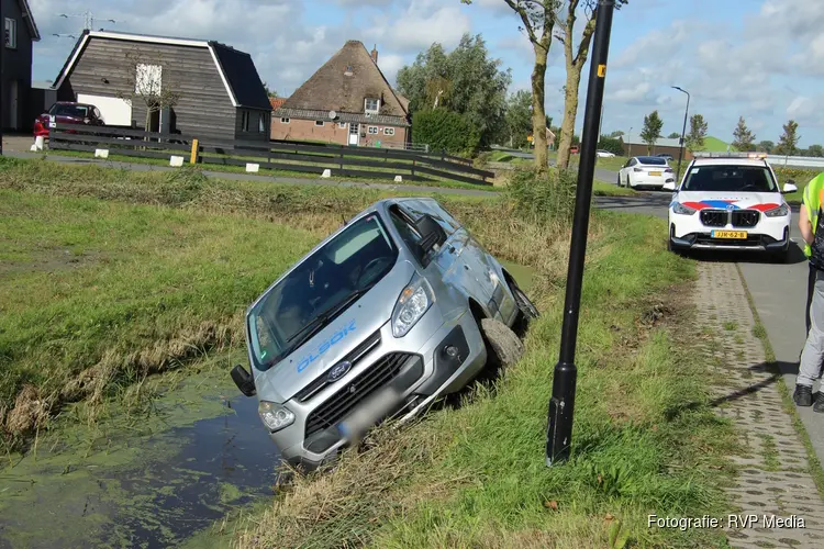 Bestuurder belandt met bestelbus in walkant in Heerhugowaard