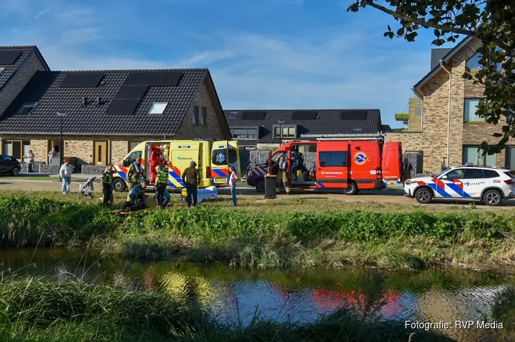Omstanders redden man met scootmobiel uit het water in Heerhugowaard