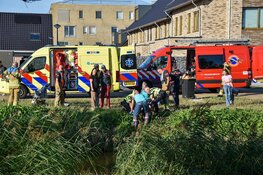 Omstanders redden man met scootmobiel uit het water in Heerhugowaard