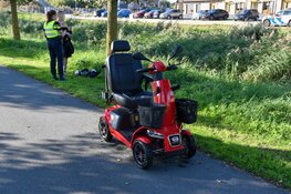 Omstanders redden man met scootmobiel uit het water in Heerhugowaard
