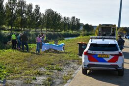 Omstanders redden man met scootmobiel uit het water in Heerhugowaard