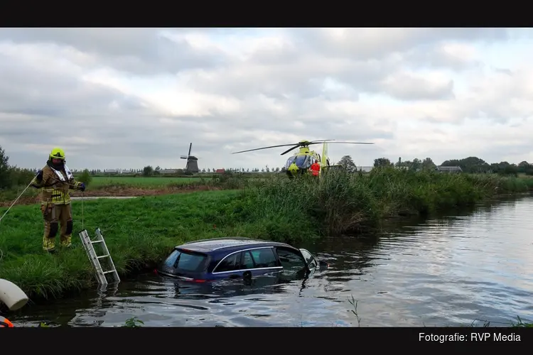 Auto te water na zware aanrijding in Ursem: bestuurder gered door brandweer