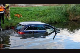 Auto te water na zware aanrijding in Ursem: bestuurder gered door brandweer
