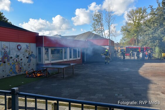 Bankje verwoest door brand op schoolplein in Heerhugowaard