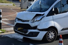 Bestelbus en personenauto beschadigd na kop-staartbotsing in Heerhugowaard