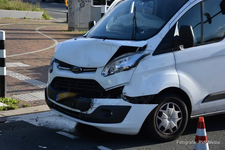 Bestelbus en personenauto beschadigd na kop-staartbotsing in Heerhugowaard