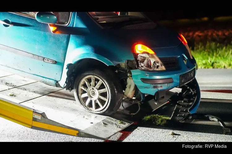 Automobilist botst op vangrail bij Heerhugowaard en slaat op de vlucht