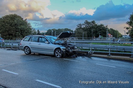 Vrouw lichtgewond nadat auto hard tegen hekwerk botst op brug in Heerhugowaard