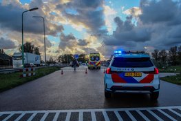 Vrouw lichtgewond nadat auto hard tegen hekwerk botst op brug in Heerhugowaard