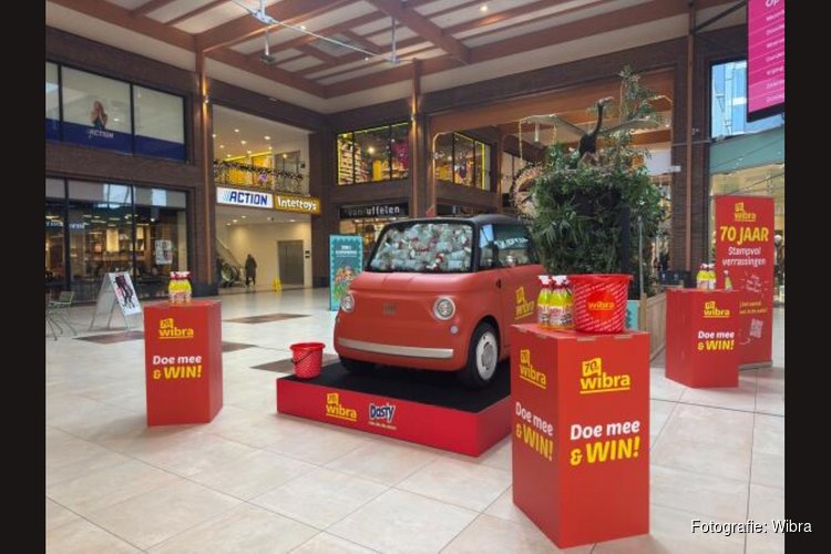 Wibra-rode FIAT Topolino vol Dasty komt naar winkelcentrum Middenwaard