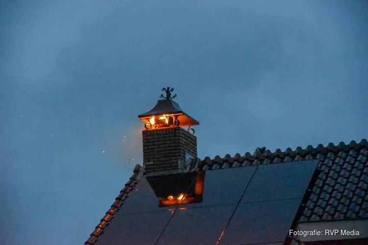 Vlammen slaan uit schoorsteen aan Bremlaan in Heerhugowaard
