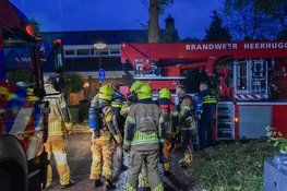 Vlammen slaan uit schoorsteen aan Bremlaan in Heerhugowaard