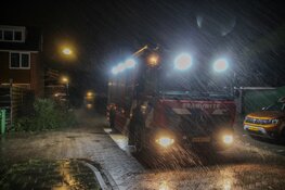 Omgevallen boom belandt op auto door storm Boelo in Heerhugowaard