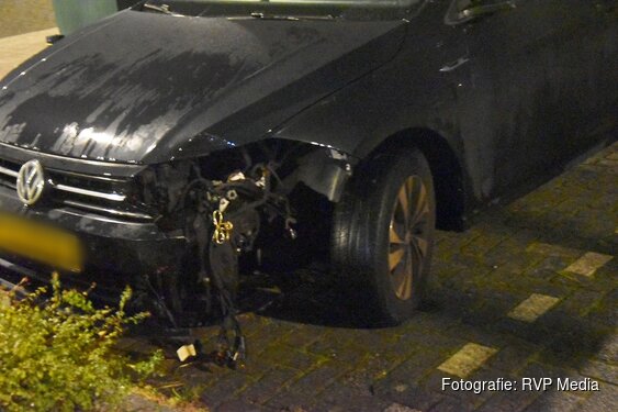 Auto rijdt verkeerszuil uit de grond in Heerhugowaard