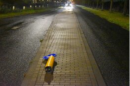 Auto rijdt verkeerszuil uit de grond in Heerhugowaard