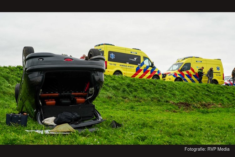 Auto raakt van de dijk en slaat over de kop in Heerhugowaard