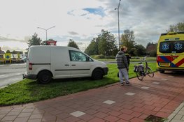 Fietster gewond bij aanrijding met bestelbusje op rotonde in Heerhugowaard