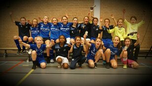 Eerste dag Futsal Cup: Pernis MO12 en DIA Meidenacademie 1 pakken de prijzen.